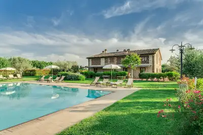 Image de La Piccionaia, appartement de 3 chambres à coucher dans le Chianti avec piscine et air conditionné