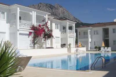 Image de Appartement moderne avec piscine et jardin