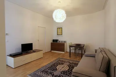 Image de Appartement de ville moderne avec balcon