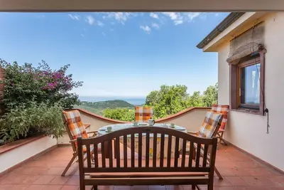 Image de Notre maison vue mer offre un espace sur 400 mètres carrés pour 2 à 10 personnes