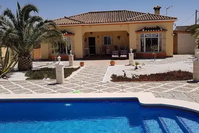 Image de Maison de vacances tranquille avec piscine privée dans une urbanisation typiquement espagnole