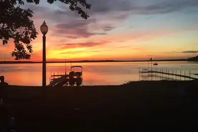 Image de Maison récemment rénovée au bord du lac! Classé n ° 1 dans les avis sur le lac Owasco! !