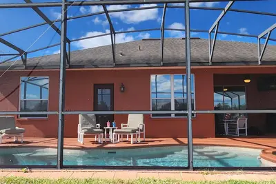 Image de Superbe villa avec piscine immense et vues pastorales - Dates août et septembre ouvertes.