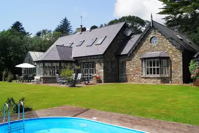 Image de Maison de luxe en bord de mer, avec piscine, sauna, jacuzzi et bois