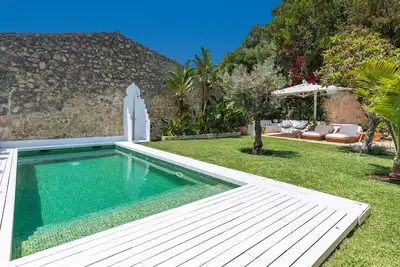 Image de Maison de village luxueusement équipée avec jardin et piscine chauffée.