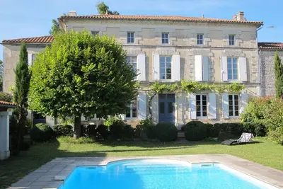 Maison de caractère avec grande piscine