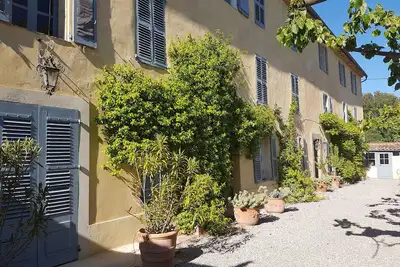 Image de Stunning 18th Century Provencal home with large mature secluded garden and pool.