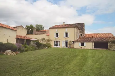 Image de Gazaupouy Côté Sud, jardin clos et piscine avec vue sur le Gers et les Pyrénées