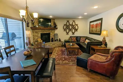 Image de Condo de luxe avec WiFi gratuit, parking, piscine chauffée, bains à remous, navette pour les skieurs