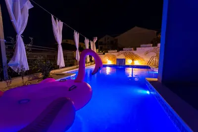 Image de Villa relaxante et spacieuse avec piscine près de la plage