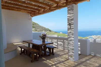 Image de \"Unique Sea View\" décorée de façon traditionnelle, villa minimale, grandes terrasses vue sur l'océan