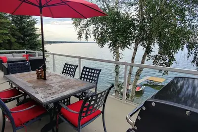 Image de Pigeon Lake Modern Lakefront Accueil