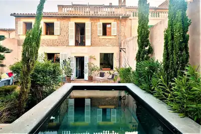 Image de Élégante maison de ville avec piscine privée