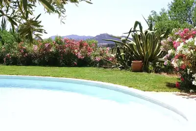 Image de A Ollioules, près de Sanary, maison provençale  avec piscine.
