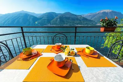 Image de appartement de trois pièces meublé avec goût en bord du lac avec piscine et plage privée