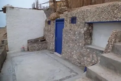 Image de Habitation Troglodyte de pĂŞcheur face Ă la mer sur plage de sable