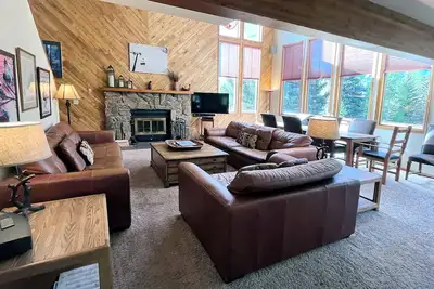 Image de Maison de ville confortable Avon avec WiFi gratuit, garage privé, sauna
