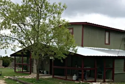 Image de Animaux acceptés Texas Hill Country Guesthouse On 12 Acres 1/1