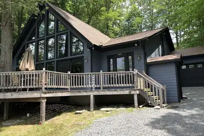 Image de Lakefront Home dans le coeur des Poconos