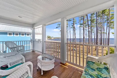 Image de Du plaisir au soleil! Superbes vues sur l'eau et une plage pour démarrer