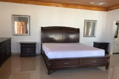 Image de Efficacité pittoresque avec salle de bain complète et cuisine.