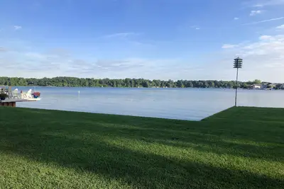 Image de Plage privée, bord du lac, cour spacieuse avec quai. Faites des souvenirs au lac!