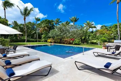 Image de Une villa privée avec une piscine - Juste une courte promenade à une magnifique plage