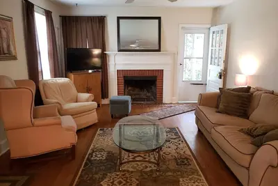 Image de Exclusif Pet Friendly 3 étage Bungalow à quelques minutes du centre-ville de Raleigh