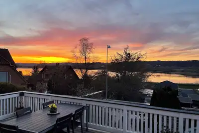 Image de Villa avec forêt dans la cour et vue sur le lac