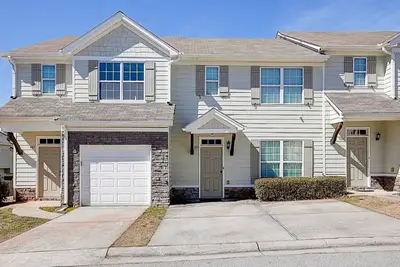 Image de Maison de ville récemment rénovée! Près de l'aéroport et du centre-ville d'Atlanta