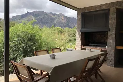 Image de belle et moderne grande maison dans un golf et country club exclusif en Patagonie