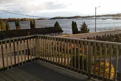 Image de By The Rivers, un appartement unique donnant sur le fleuve Saint-Laurent