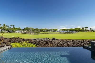 Image de Des vues spectaculaires! Nouvelle vie de luxe! Piscine à débordement et spa inclus voiturette de golf