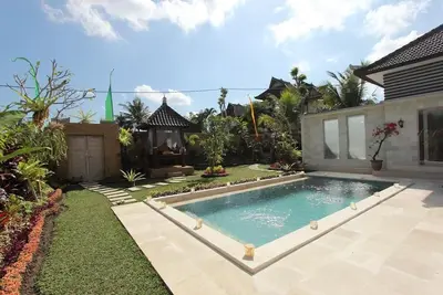 Une élégante villa avec piscine et cuisine et jardin de verdure