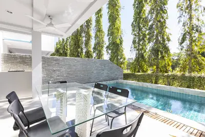 Image de 5 chambres, 5 salles de bains villa, 14 personnes, 7 km de la plage de Patong