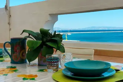 Image de Une terrasse sur la mer