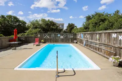Image de Piscine privée, bain à remous, adorable maison à Duck. 850 pieds à la plage! Animaux acceptés!
