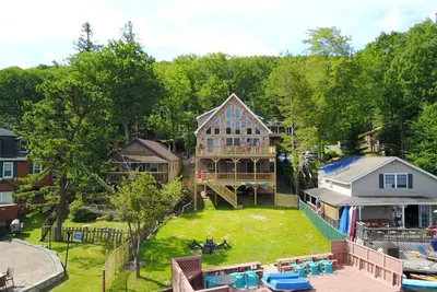 Image de Nouveau! Propriété de 4000 pieds carrés au bord du lac avec quai privé à quelques pas des bars / restaurants