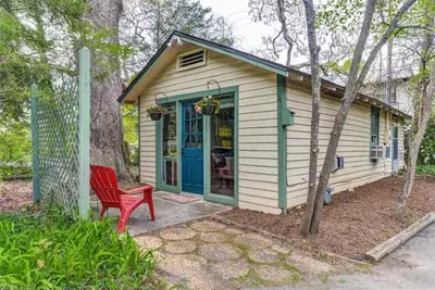 Image de Studio Cottage - patio / cour privé! Emplacement!