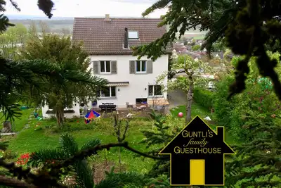 Image de Guntli’s Family Guesthouse: Tout le dernier étage avec salle de bain - rural dans les limites de la ville