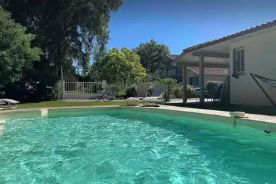 Image de Villa familiale avec piscine au village et en lisière de foret