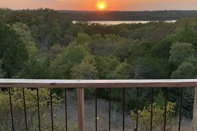Image de Arbuckle Lake House. Dormez 7+. Grande terrasse pour le plaisir en plein air.