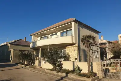 Image de Appartement de deux chambres avec la terrasse et la vue sur le mer Nin, Zadar (A-16428-a)