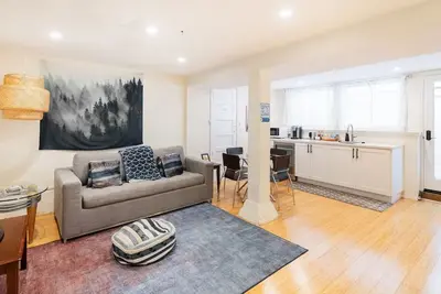 Image de Suite privée, luxueuse et moderne avec parking et jardin privé