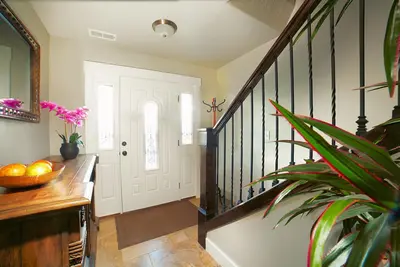 Image de 20 personnes dans le luxe! Meilleur emplacement, barbecue, patio, à 5 minutes de Dwntwn, View!