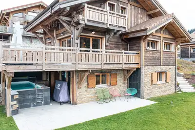 Image de Chalet vue sur le lac, piscine ext chauffée, sauna, 300 m des pistes