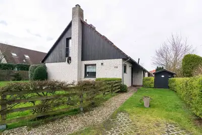 Image de Maison jumelée confortable avec cheminée et beau jardin pour se détendre.