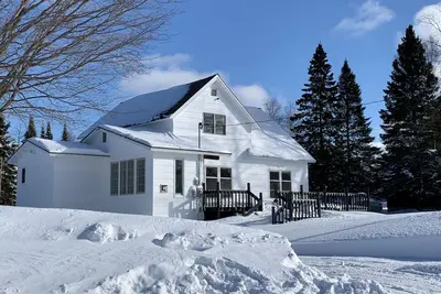 Image de Grande ferme côtière sur le lac Supérieur avec une magnifique plage isolée.