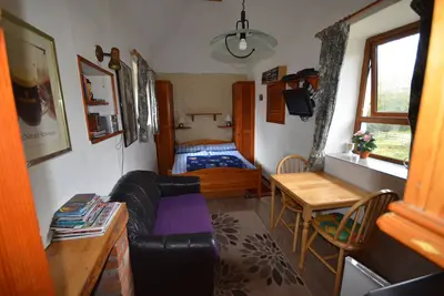 chalet au toit de chaume pour 2 personnes avec lit double