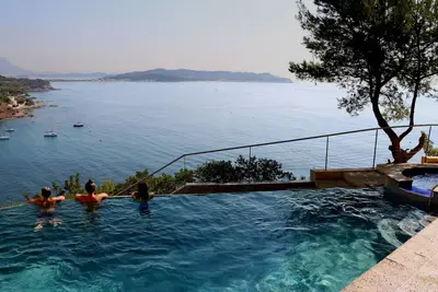 Image de Seafront - Vue somptueuse, calme, piscine, bain à remous, accès mer privatif